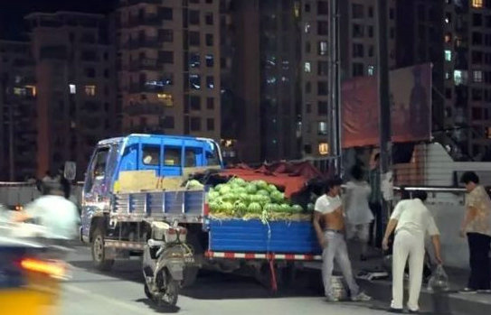 開(kāi)車(chē)賣(mài)水果.jpg